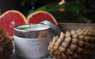 Nasze najlepsze świece o zapachu drzewa, żywicy i koniaku